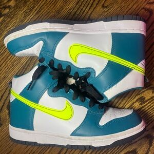 Nike Dunk High Volt Bright Spruce size 6Y Brand new never worn!